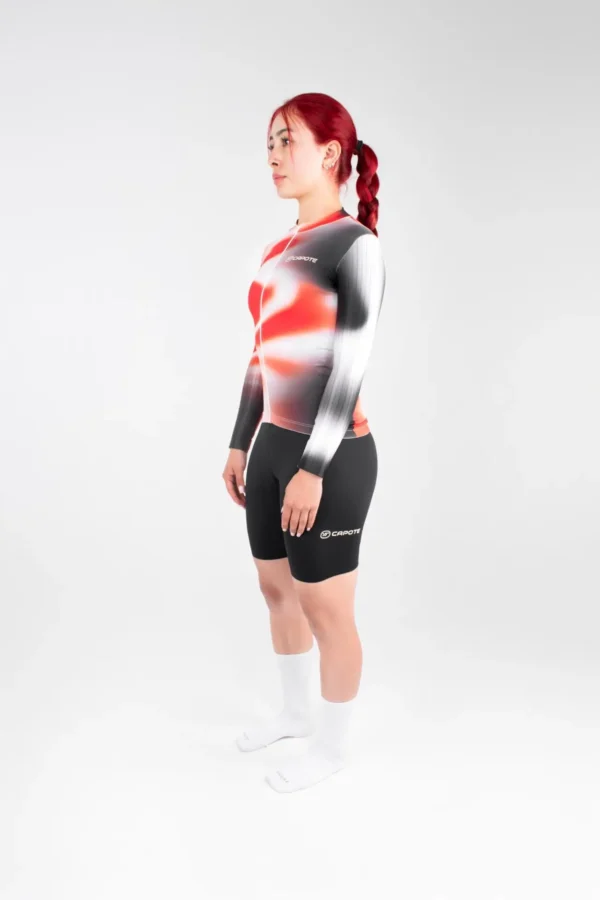 Copia-de-1.-JERSEY-DE-CICLISMO-NEBULA-INFERNO-CAPOTE-MANGA-LARGA-MUJER-LATERAL-scaled Jersey de Ciclismo Inferno Manga Larga Mujer - Capote